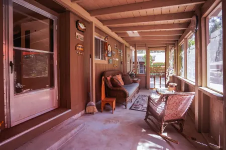 Upgraded Rustic Themed Retreat w/screened porch in Rocky Point. Отели рядом с достопримечательностью «Train Mountain Railroad Museum»