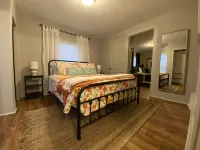 Cozy Cottage w/ private patio just 1 block to downtown. Packed with charm! Hotel berhampiran The Planted Tree Gallery & Gifts