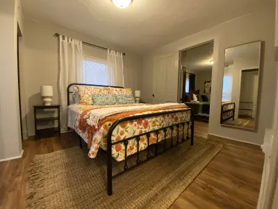 Cozy Cottage w/ private patio just 1 block to downtown. Packed with charm! Hotels near Dog Park