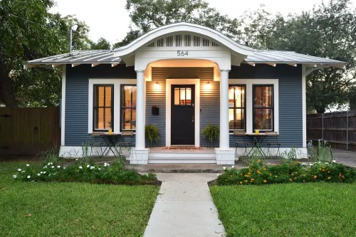 Adorable 1925 Home    Walk to Downtown    Modern Comforts    Sleeps 6