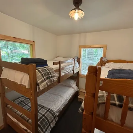 Cozy cabin just steps away from Upper Post Lake.  Pet friendly with a small fee!