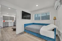 King Suite House guest house,  heated pool, spa, pool table, ping pong