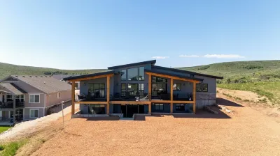 LAKE EFFECT LODGE, Full Ideal Beach Access: Pool~Hot Tub~Mini Golf~Sports~Games