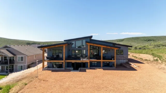 LAKE EFFECT LODGE, Full Ideal Beach Access: Pool~Hot Tub~Mini Golf~Sports~Games