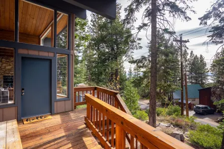 The Lazy Bear Lodge - 3 bedroom cabin w/lake views! - Kings Beach Отели рядом с достопримечательностью «Государственная зона отдыха Кингс Бич»