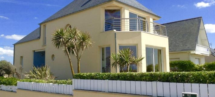 SEA FRONT, fantastic 180° sea view, high standing, courtyard, private garden Hotels in Manche