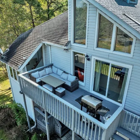 Pocono Dream Chalet- HOT TUB/GameRoom/Lake & Pool Access/ Fireplace / Firepit