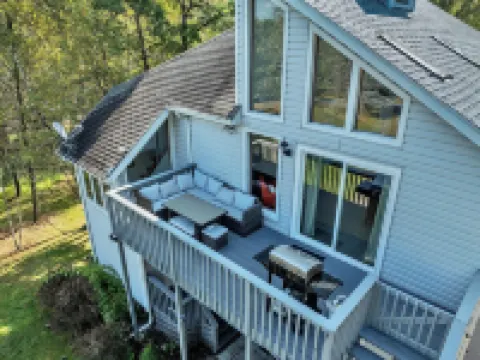 Pocono Dream Chalet- HOT TUB/GameRoom/Lake & Pool Access/ Fireplace / Firepit