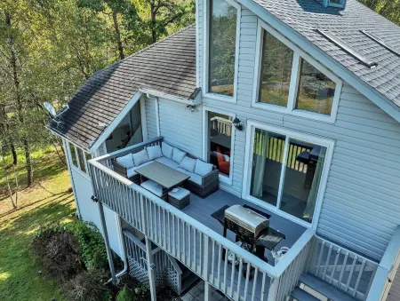 Pocono Dream Chalet- HOT TUB/GameRoom/Lake & Pool Access/ Fireplace / Firepit