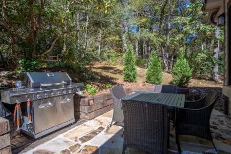 Cozy home,  just  minutes from Main St. Отели рядом с достопримечательностью «Sunrise Rock by Highlands-Cashiers Land Trust»