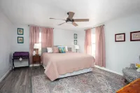 The Little House - Eclectic, Quiet, Pet Friendly Home