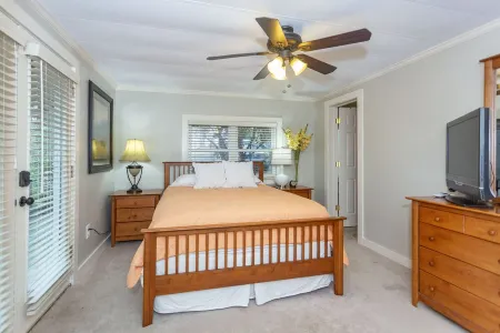 Escape the City and Enjoy Quality Time with Family with a Lakeview! Отели в г. Сент-Клэр