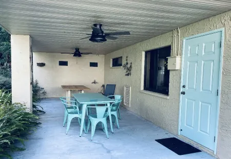 Cheerful 3 Bedroom Home- 5 minutes from 2 beaches!