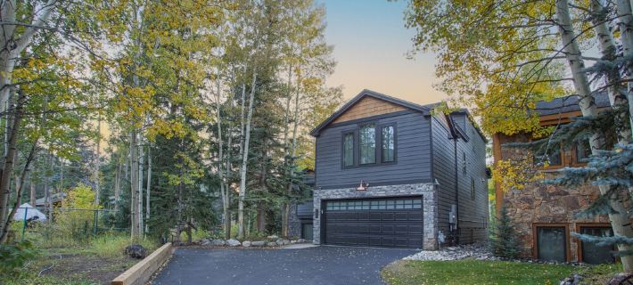 Dreamy home on river, mountain views, steps from town. Hotels in Frisco