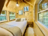 Treehouse With Hot Tub Close to Sunday River!