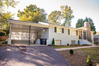 Ardmore Gem close to mall and Hospitals, 4bed/3bth Hotels near Hanes Mall