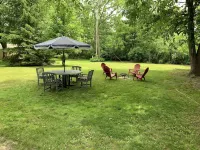 New Reno. Entire Home. Blue Bungalow in downtown Lake Geneva. Walk to Lake - 4-Star