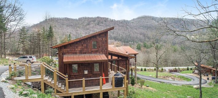 Husky Hideaway - Mountain views, Pet-friendly, Wi-Fi, and King Bed. Hotels in Avery County