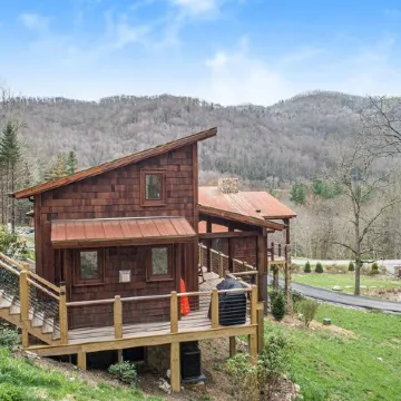 Husky Hideaway - Mountain views, Pet-friendly, Wi-Fi, and King Bed.