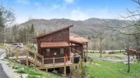 Husky Hideaway - Mountain views, Pet-friendly, Wi-Fi, and King Bed. - Mountain view