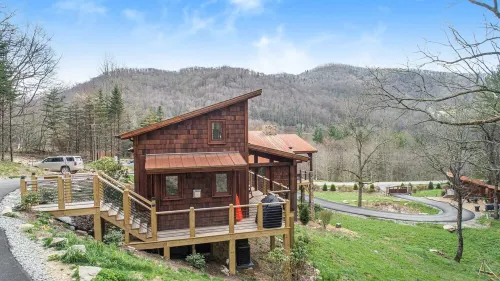 Husky Hideaway - Mountain views, Pet-friendly, Wi-Fi, and King Bed.