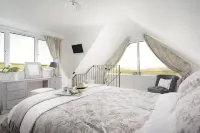 Luxury, romantic Cottage for 2 Nr Padstow with pretty garden and lovely views Hotels in Wadebridge