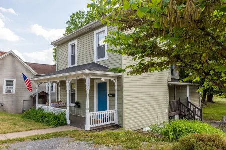 House on cul-de-sac Отели рядом с достопримечательностью «Университет Мэри Болдуин»