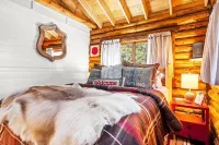 Chic, updated log cabin nestled in the pine trees of Sprucewold! Mung Bean附近的飯店
