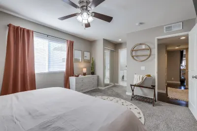 Contemporary Coastal Retreat with Private Patio 오션 뷰 플라자 주변 호텔