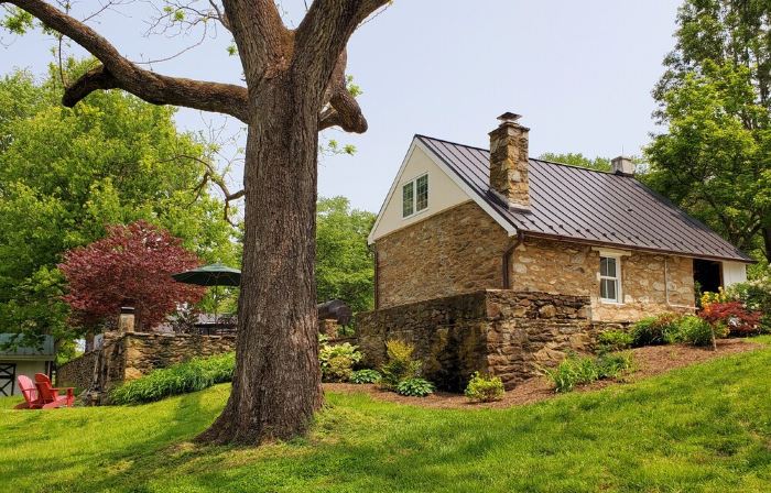 18th Century Stone Cottage minutes from historic Middleburg