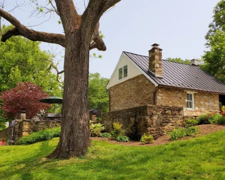 18th Century Stone Cottage minutes from historic Middleburg Hotels in Fauquier County