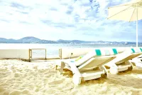 Villa Pieds dans l'eau with private sandy beach on the Gulf of Saint Tropez