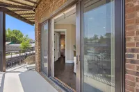 Beautiful Heart of Downtown Condo, Balcony, Amazing Views - Walk to Everything!
