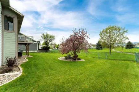 Luxury home, central, & perfect for exploring the Flathead Valley w/firepit.