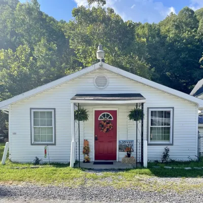 Hatfield McCoy Trails!  Newly renovated 3 bedroom house with ATV trail access.