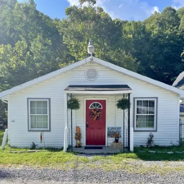 Hatfield McCoy Trails!  Newly renovated 3 bedroom house with ATV trail access.