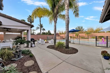 Your private oasis with heated pool and garden in Oceanside!