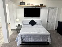 2 Br Large & Cozy Apartment, Front Door & Parking Both under Drive-Thru Carport Hotels in Neosho