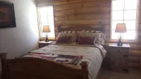 BEAUTIFUL & PEACEFUL LOG CABIN FIREPLACE, FIRE-PIT & HOT TUB