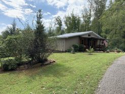 Holly Hill Farm House, Only 6 Miles from Downtown Mount Airy, NC, Sleeps 4