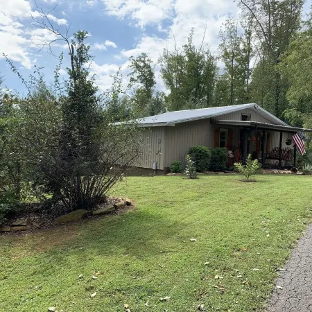 Holly Hill Farm House, Only 6 Miles from Downtown Mount Airy, NC, Sleeps 4