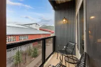 Amazing Unit!  Sleeps 5. Swim or Ski out your front door. On site at Silver Mt.