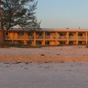 Totally Remodeled Beachfront Studio-Step out your door onto the sand. Really! D