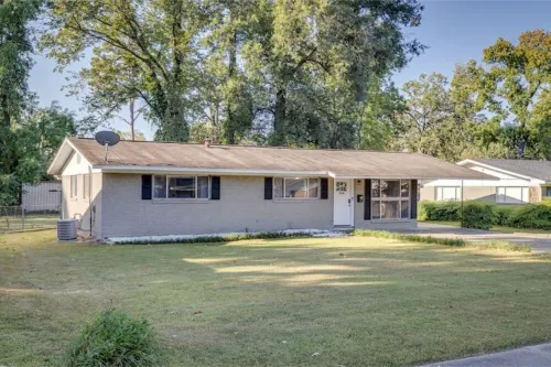 Central Monroe, Pet Friendly, Fiber Internet, Carport! 먼로 호텔