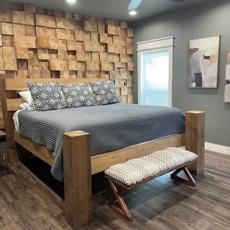 "RIVER TIME" CABIN DIRECTLY ON CADDO RIVER, FLAT YARD