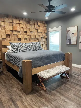 "RIVER TIME" CABIN DIRECTLY ON CADDO RIVER, FLAT YARD