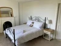 Bay View House, Luxury Coastal Retreat, Sea Views , Hot Tub and Private Parking