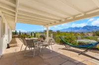 Incredible VIEWS, pool, spa, ping pong table, by GOLF course, bike and walk path