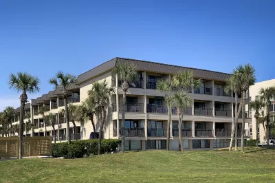 Super-Cute Villa with Ocean View and Two Bikes! Hotels near Coligny Beach Park