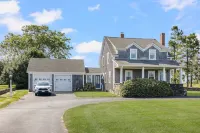 Coastal Farmhouse Retreat in Little Compton, RI – Your Perfect Seaside Getaway Отели рядом с достопримечательностью «Little Compton Commons»
